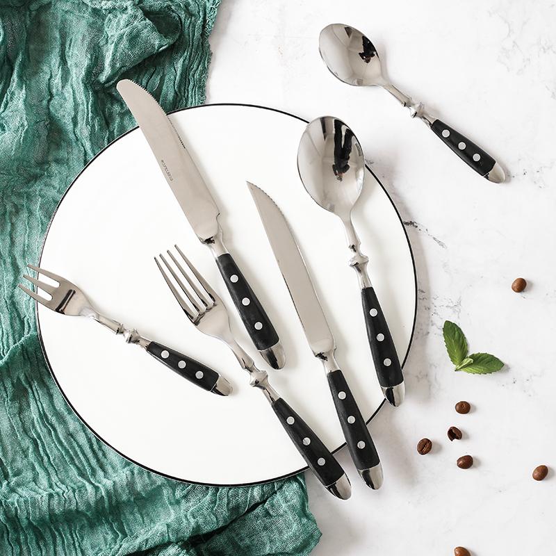 8 Great Tips On Ways To Decorate Your Dining Table With Amazing Flatware Sets