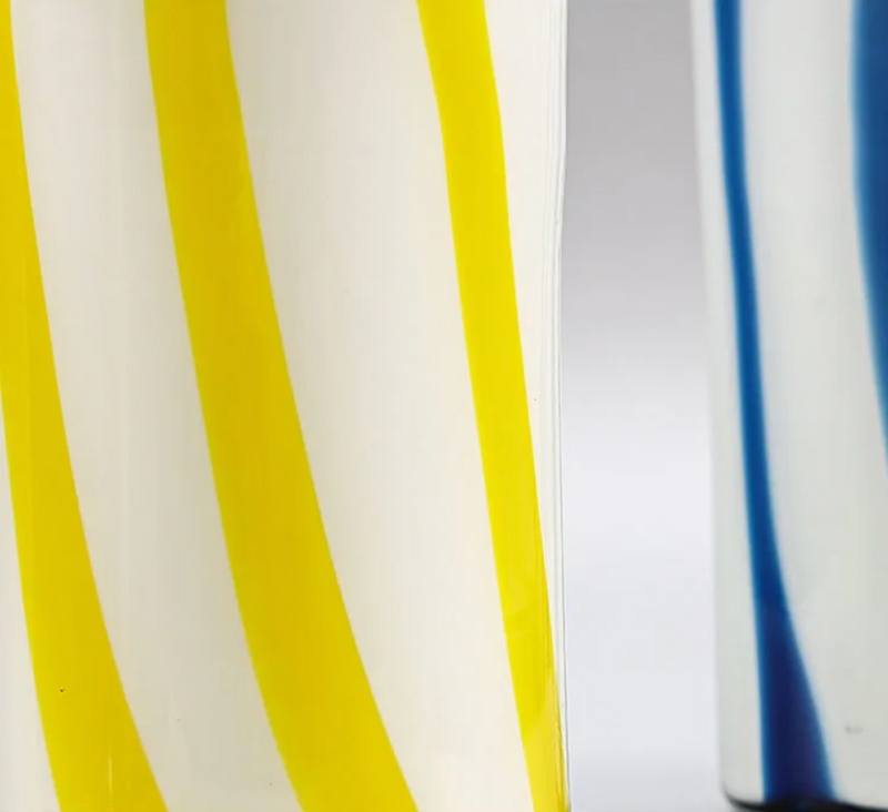 Vase en verre à rayures colorées