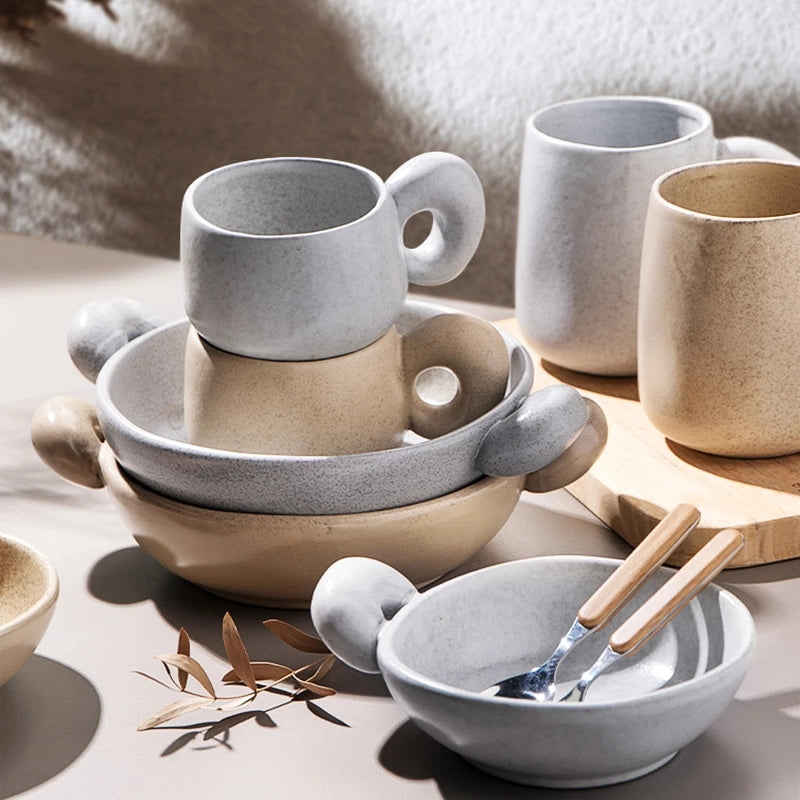Vaisselle et assiettes en grès céramique faites à la main de forme libre