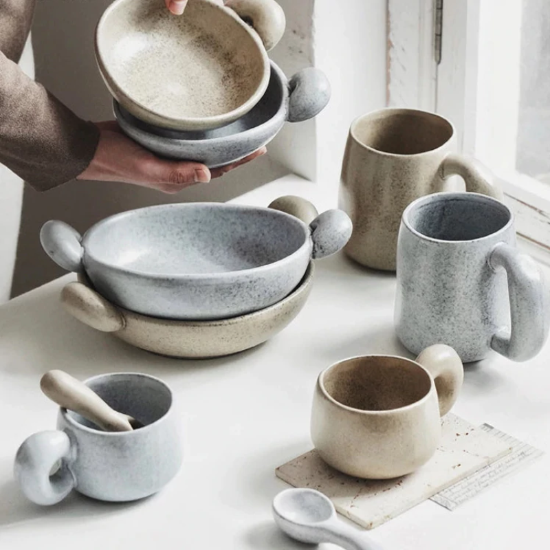Vaisselle et assiettes en grès céramique faites à la main de forme libre