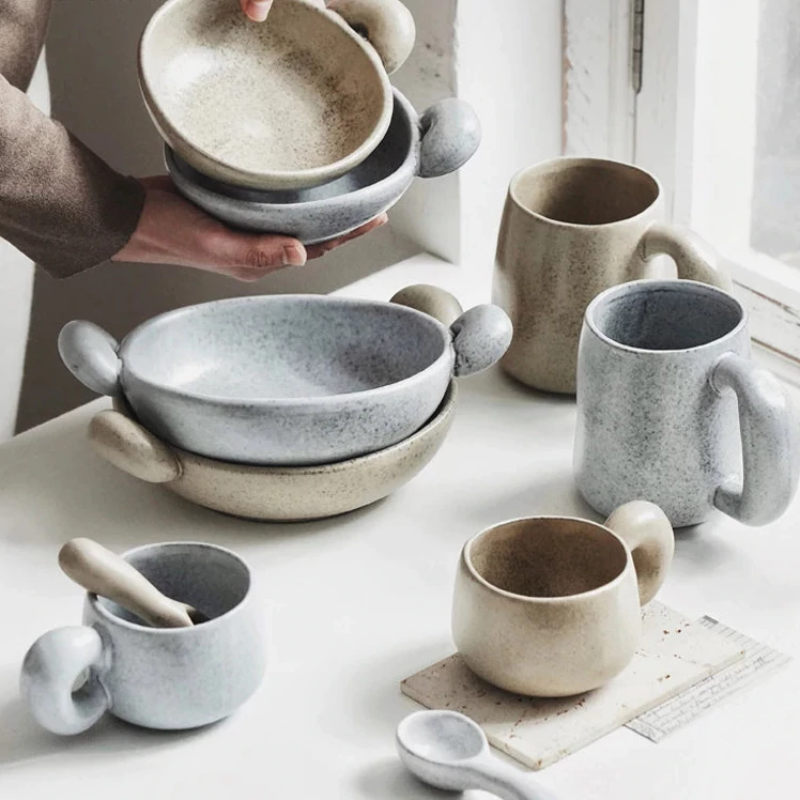 Pichet et tasse en céramique faits à la main de forme libre